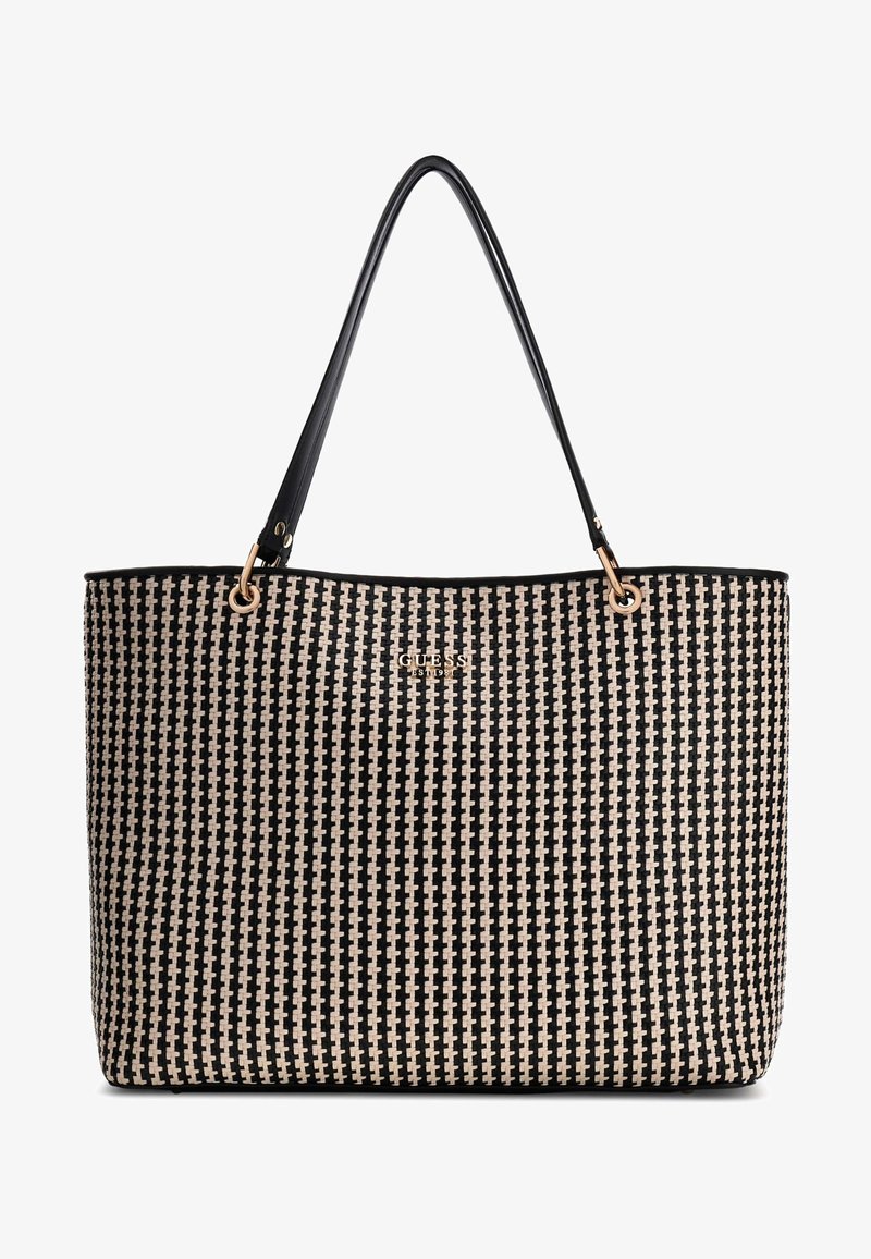 Czarna i beżowa torebka pleciona z długimi czarnymi uchwytami oraz złotym logo "GUESS" na przednim środku.