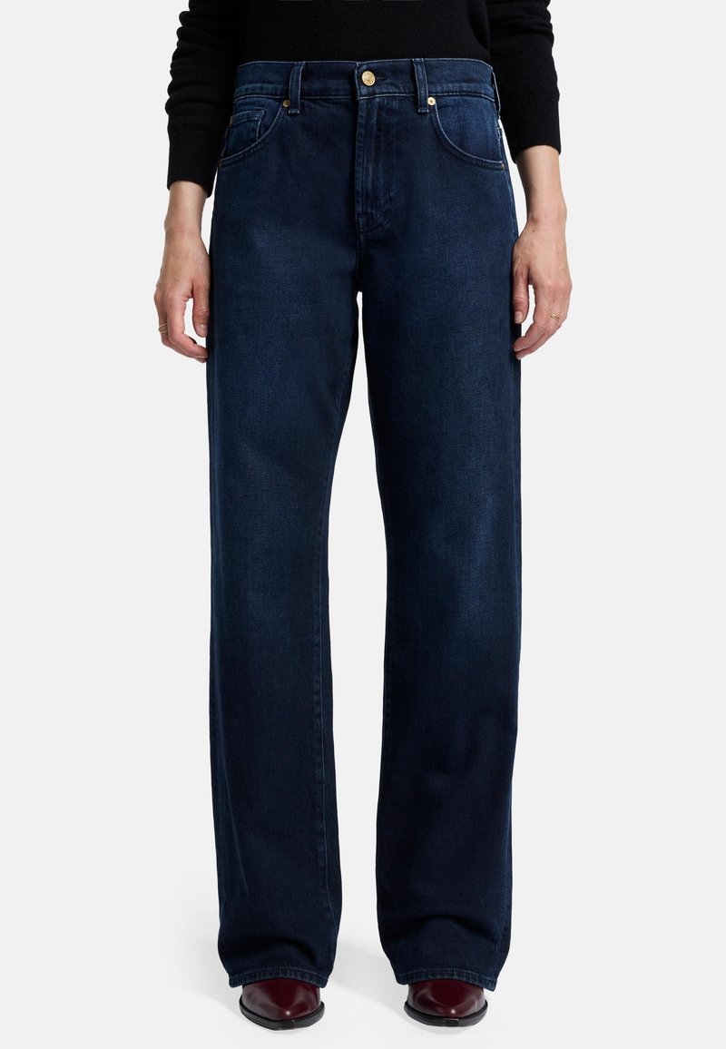 Jeans ampi di colore blu scuro realizzati in denim, caratterizzati da un girovita alto, bottone in rame e design a cinque tasche per dettagli funzionali.