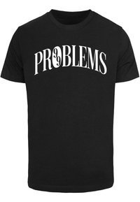Črna bombažna majica s kratkimi rokavi, okroglo izrezana, s pisanimi belimi besedami "PROBLEMS" in stilizirano številko "99" vključeno v dizajn.