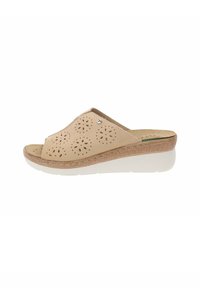 Sandale à glissière couleur beige avec un design floral perforé sur le dessus, semelle intérieure rembourrée et semelle à talon empilé en blanc et brun clair.