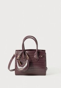 Bolso de mano burdeos oscuro con relieve de cocodrilo, dos asas y un estuche pequeño desmontable. Textura suave, herrajes en tono dorado.