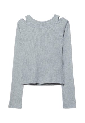 Jasnoszary prążkowany krótki top z długim rękawem, z wycięciami przy dekolcie i ramionach, pokazany na płasko na białym tle.