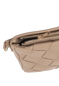 Clutch bag in pelle intrecciata color taupe con zip dorata parzialmente aperta, che mostra la pelle testurizzata e un anello per il cinturino attaccato su uno sfondo bianco.