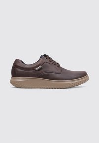 Chaussures décontractées en cuir marron avec une finition lisse, un bout rond et une semelle en caoutchouc beige légère, présentant un motif de semelle texturé.