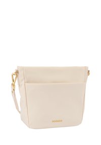 Beige syntetisk skuldertaske med et gyldent logo, fladt design, en forlommer og en justerbar skulderrem. Glat tekstur.