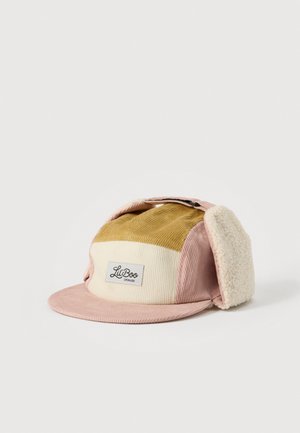 Gorra de pana rosa y mostaza, con panel frontal color crema, visera plana y orejeras mullidas, sobre un fondo blanco.