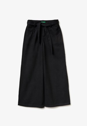 Černé široké kalhoty s vysokým pasem, předními kapsami, poutky na pásek a látkovým páskem v pase.