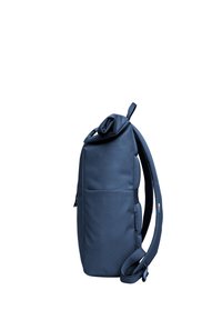 Tummansiniharmaa reppu, joka on valmistettu teksturoidusta kankaasta. Repussa on vetoketjullinen tasku, säädettävät hihnat ja kätevä rullattava sulkeminen helpompaa pääsyä varten.