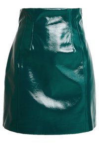 Groene gepatineerde minirok met een glanzende afwerking, hoge taille en twee voorplooien, met een slanke en aansluitende vorm.