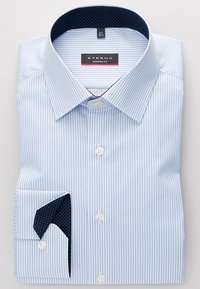 Camicetta a righe blu chiarissimo con vestibilità moderna, colletto interno a pois navy a contrasto e polsini con singolo bottone.