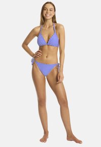 Zestaw bikini w niebiesko-białe paski, zawierający trójkątny top z regulowanymi ramiączkami oraz dół z wiązaniami po bokach. Gładka tekstura materiału.