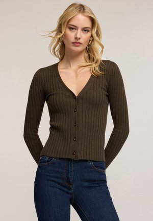 Cardigan de canalé verde oliva con escote en V, mangas largas ajustadas y botones marrones en la parte delantera, hecho de un suave material de punto texturizado.