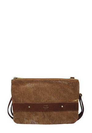 Sac bandoulière texturé marron avec fermeture éclair, détail de sangle en suède et logo "mila louise PARIS" au centre devant.