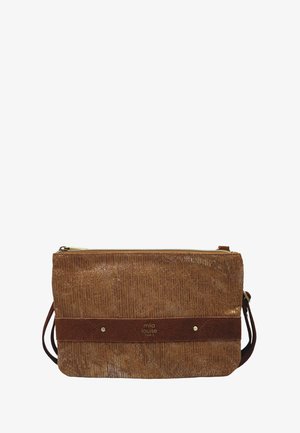 Sac bandoulière texturé marron avec fermeture éclair, détail de sangle en suède et logo "mila louise PARIS" au centre devant.