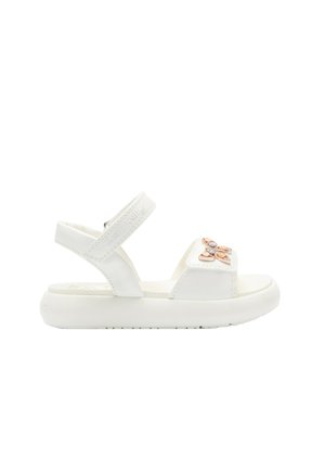 Sandalo bianco per bambini con cinghie regolabili alla caviglia e alle dita, decorato con una piccola applicazione a forma di farfalla sulla cinghia delle dita.