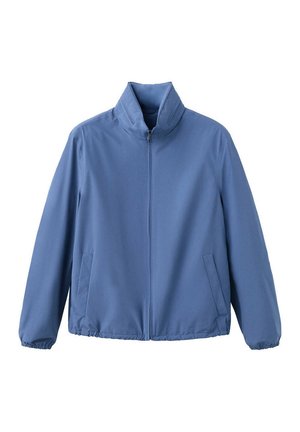 Veste bleue à fermeture éclair intégrale, col montant, poignets et ourlet élastiqués, avec deux poches avant sur fond blanc.