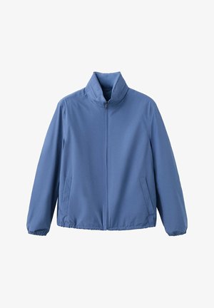 Chaqueta azul con cremallera completa, cuello tipo mao, puños y dobladillo elásticos, y dos bolsillos delanteros sobre fondo blanco.