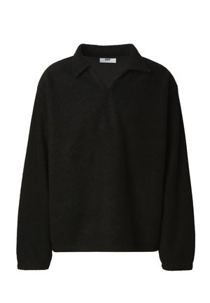 Fekete hosszú ujjú polár felső gallérral, gombok nélkül, fehér háttéren.