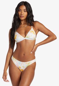 Blommigt bikinitset med en ljus pastellfärgpalett. Toppen har en triangulär design med tunna remmar, och underdelen är av hipsterstil.