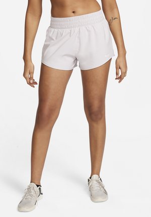 Shorts deportivos de color rosa claro con una cinturilla elástica y un logo de Nike, hechos de una tela suave y ligera, que ofrecen un ajuste holgado.