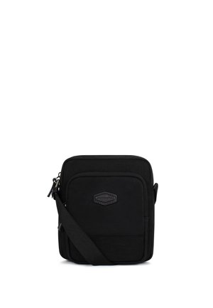 Mała czarna torebka na ramię z przednią kieszenią na zamek, regulowanym paskiem i naszywką z logo marki na przednim panelu.