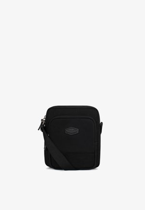 Mała czarna torebka na ramię z przednią kieszenią na zamek, regulowanym paskiem i naszywką z logo marki na przednim panelu.