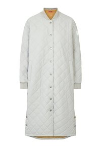 Cappotto lungo di colore grigio chiaro, trapuntato, con bottoni a pressione, polsini e collare rigati, tasche laterali e fodera in pile beige visibile sul colletto e sull'orlo.