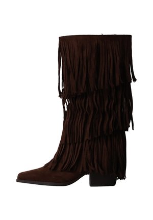 Botte mi-mollet en daim marron foncé avec des détails de franges superposées et un petit talon épais, vue de côté.