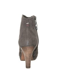 Stivaletti alla caviglia in suede grigio con chiusura a zip e tacco prominente. Presentano un tacco impilato marrone testurizzato e cuciture a contrasto.