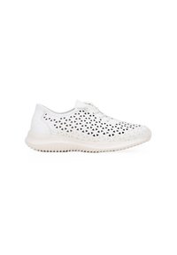 Zapatillas deportivas blancas con un patrón triangular perforado, material suave y suela de goma texturizada. Con diseño de cordones y punta redondeada.