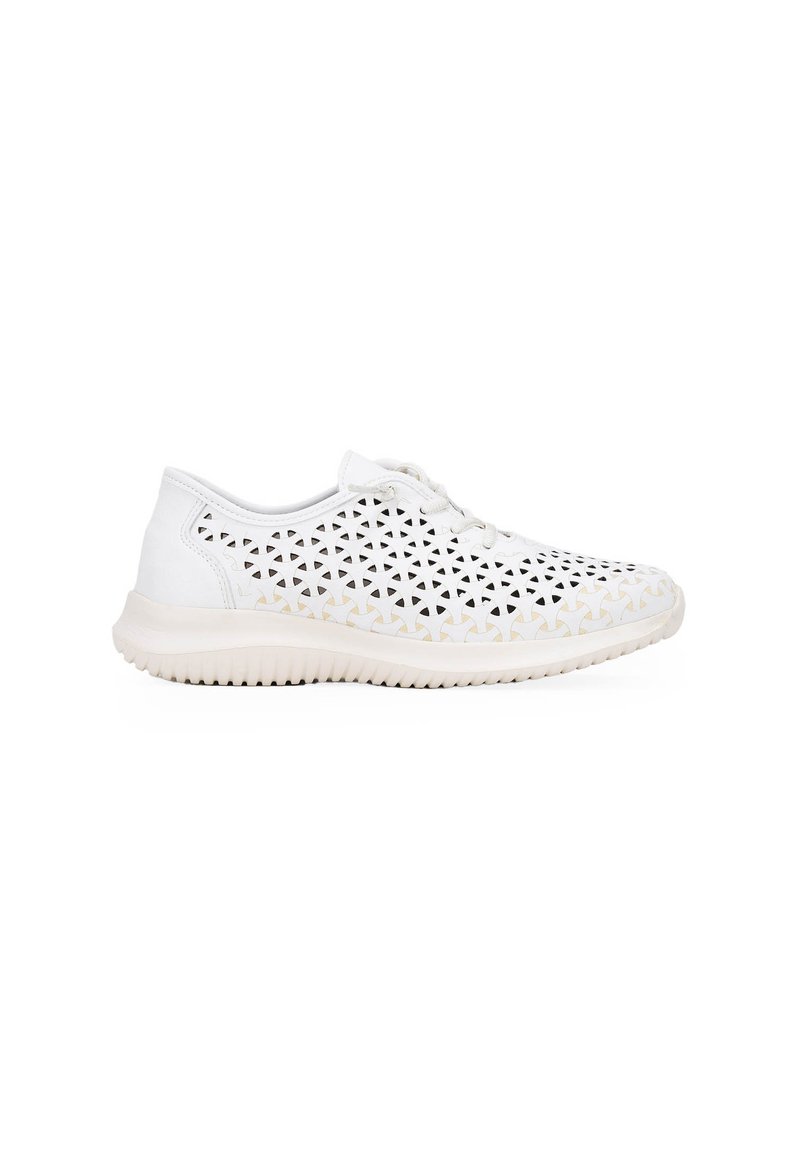 Zapatillas deportivas blancas con un patrón triangular perforado, material suave y suela de goma texturizada. Con diseño de cordones y punta redondeada.