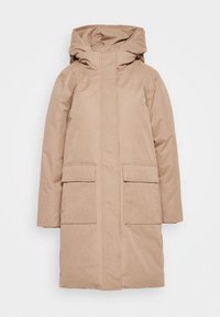 Beige parka-jakke med høj krave, lynlås foran, to frontlommer og hætte, lavet af glat, vandtæt materiale.