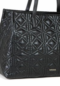 Borsa tote nera trapuntata con un motivo geometrico, texture in pelle liscia, doppi manici e un accento del logo dorato sul lato.