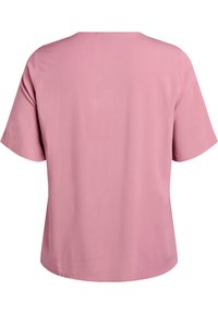 Krátký rukáv top v pastelově růžové barvě, s kulatým výstřihem a volným střihem. Hladká textura, bez vzorů nebo viditelných kovových detailů.