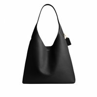Sac tote en cuir noir Coach avec une seule bandoulière et un petit logo doré au centre devant.