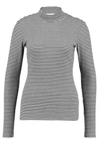 Randig långärmad polotröja i svart och vitt, tillverkad av ribbat tyg, med en figurnära passform och hög krage.