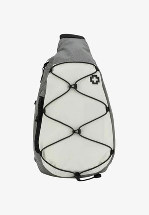 Zaino a tracolla grigio e bianco con forma arrotondata, caratterizzato da un design con corda elastica a bungee e accentuato da un logo. Tasca con zip visibile sul lato.