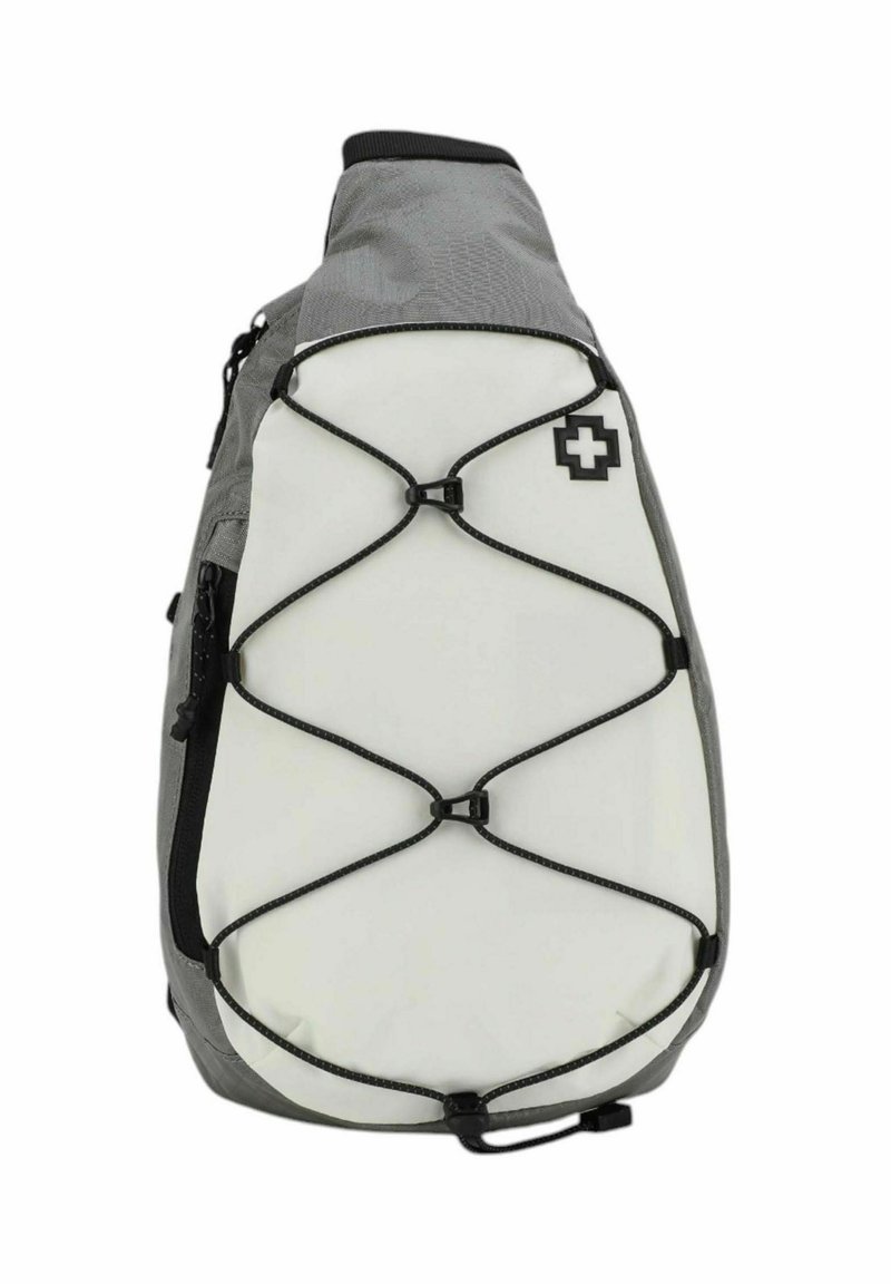 Zaino a tracolla grigio e bianco con forma arrotondata, caratterizzato da un design con corda elastica a bungee e accentuato da un logo. Tasca con zip visibile sul lato.