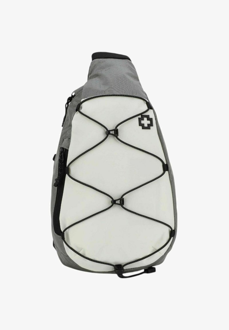 Sivá a biela sling batoh s zaobleným tvarom, s elastickým dizajnom bungee lana a akcentom loga. Na boku je viditeľná vrecko na zips.