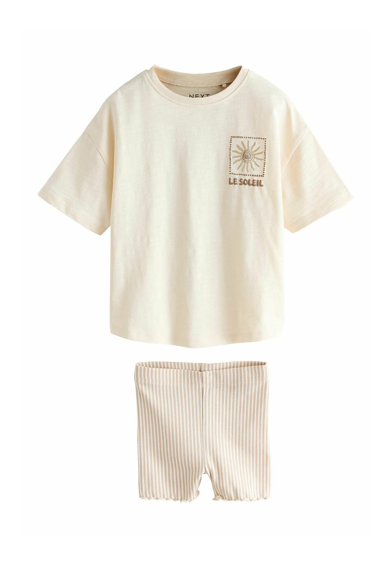 Kremasta majica s kratkimi rokavi in sončnim motivom, kombinirana s črtastimi kratkimi hlačami v pastelnih odtenkih, narejena iz mehke bombažne tkanine z elastičnim pasom.