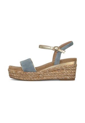 Sandał na koturnie z plecioną platformą, przedni pasek z jasnoniebieskiego zamszu, jasnoniebieski pasek wokół kostki oraz złota metalowa klamra na białym tle.