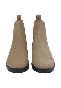 Beżowe zamszowe botki za kostkę o gładkiej fakturze, z solidną czarną gumową podeszwą oraz wzorzystym akcentem z tyłu z kolorowymi napisami.