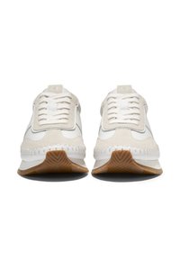 Vita sneakers med mockadetaljer, texturerade gummisulor och sydda detaljer. Klassisk design med snörning och en flik på hälen.