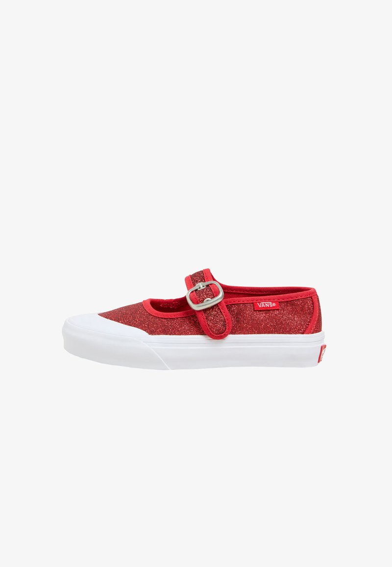 Rote Glitzer-Mary-Jane-Sneaker mit weißer Sohle und verstellbarem Schnallenriemen. Verfügt über eine abgerundete Zehenpartie und einen gepolsterten Kragen für zusätzlichen Komfort.
