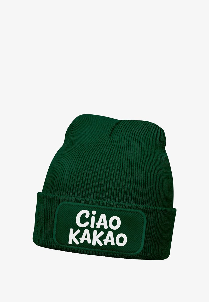 Grüne Strickmütze mit geripptem Muster, versehen mit einem rechteckigen Aufnäher, auf dem in fetten weißen Buchstaben "Ciao Kakao" steht.