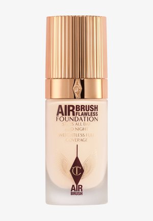 Airbrush Flawless Foundation in einer klaren Glasflasche mit einem goldenen gerippten Deckel. Enthält ein erhabenes Logo und bedruckte Ansprüche in Dunkelbraun.