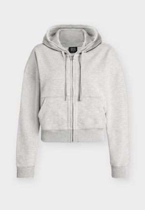 Hellgrauer, kurz geschnittener Kapuzenpullover mit Reißverschluss, Kordelzügen, vorderen Kängurutaschen, gerippten Bündchen und geripptem Bund, dargestellt auf weißem Hintergrund.