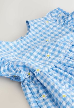 Modré kostkované šaty s volánovými rukávy, zdobené drobnou výšivkou žlutých a bílých květin, vyrobené z lehké, strukturované bavlněné látky.