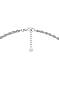 Bracciale a catena intrecciata in argento con chiusura a moschettone e catena di estensione con targhetta circolare. Texture liscia, spessore medio.