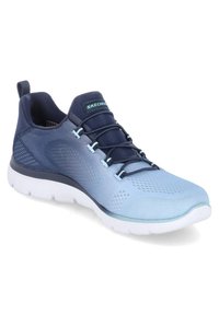 Męskie buty sportowe Skechers z lekką, oddychającą siateczką w jasnoniebieskim i granatowym kolorze, z białą podeszwą i sznurowanym zapięciem.